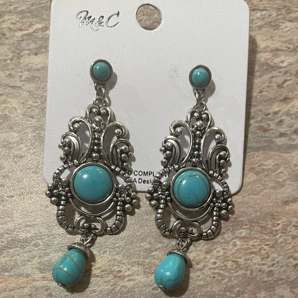 Pretty looking  turquoise costume jewelry earrings